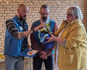 Kai Niemann und Stephan Mickoleit überreichen Doris Vogel-Grunwald bei ihrer Verabschiedung ein Geschenk. Foto. Sebastian Rann