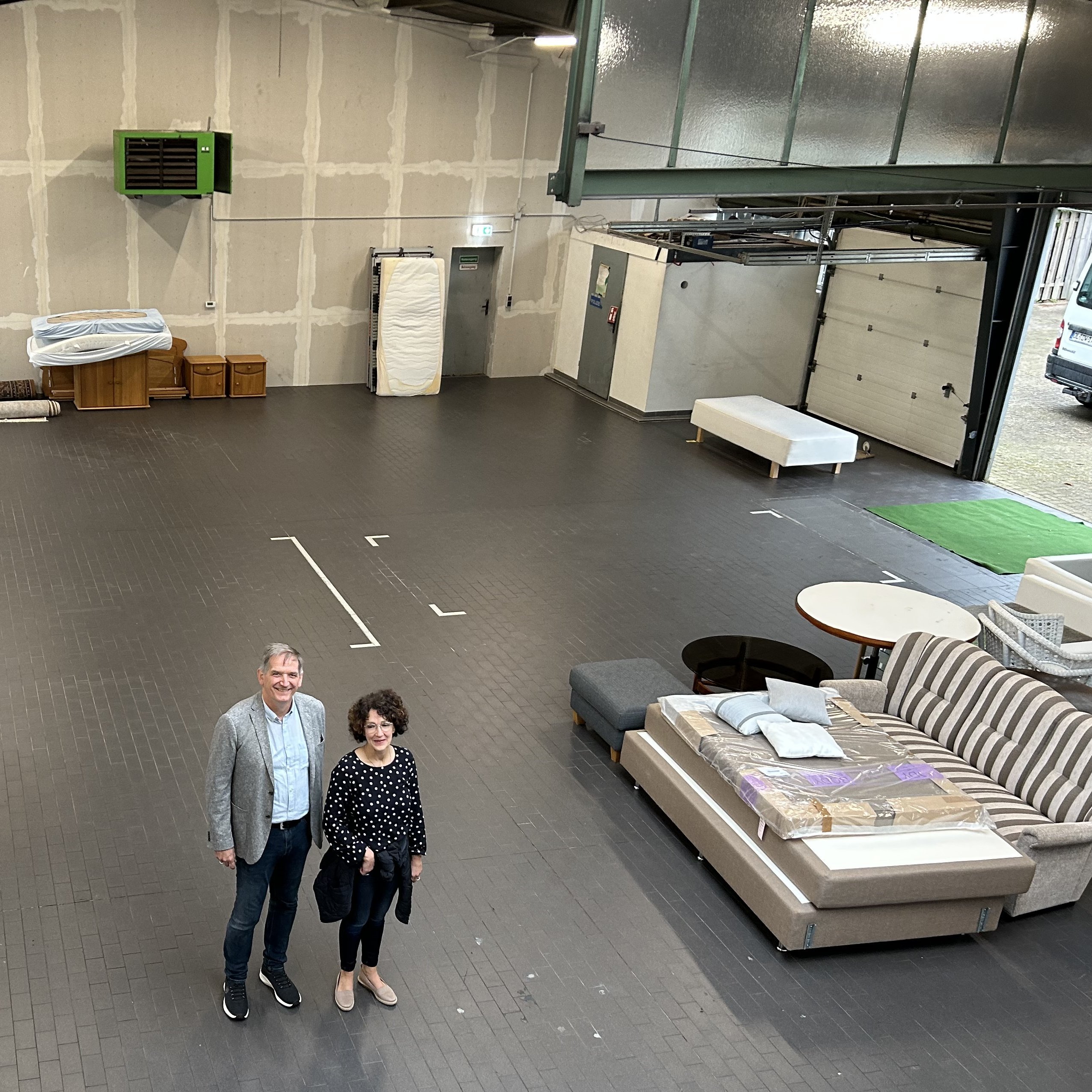 Franz-Josef Franke und Anne Higgen in der neuen Halle des Möbeldienstes. Foto: Johanne Logemann