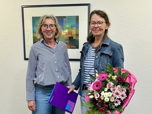 Bärbel Maas (links), Leiterin der Diakonie Oldenburg Stadt,  gratuliert Gabriela Bosche zum 25-jähriges Jubiläum beim Diakonischen Werk Oldenburg. 