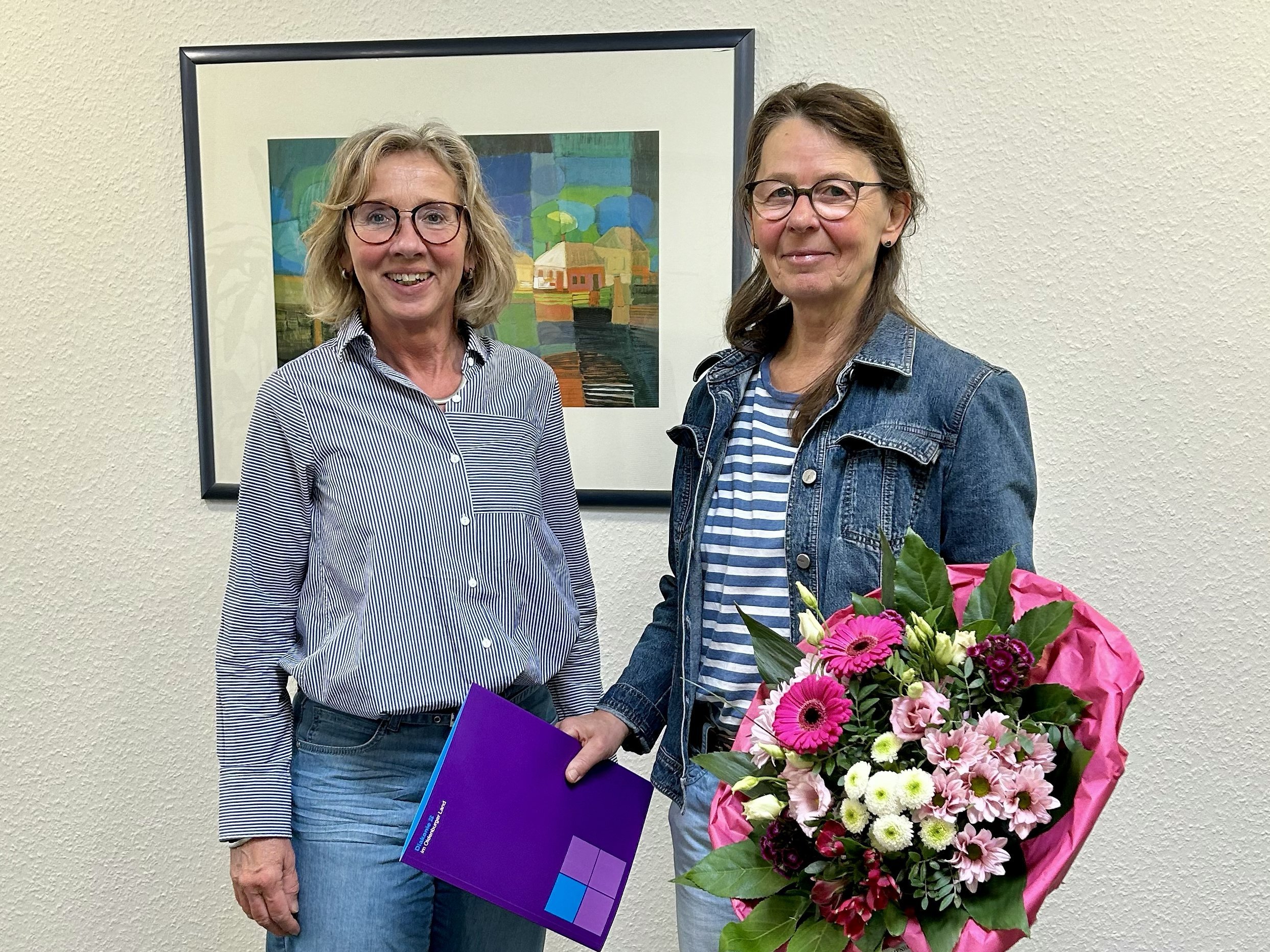 Bärbel Maas (links), Leiterin der Diakonie Oldenburg Stadt,  gratuliert Gabriela Bosche zum 25-jähriges Jubiläum beim Diakonischen Werk Oldenburg. 
